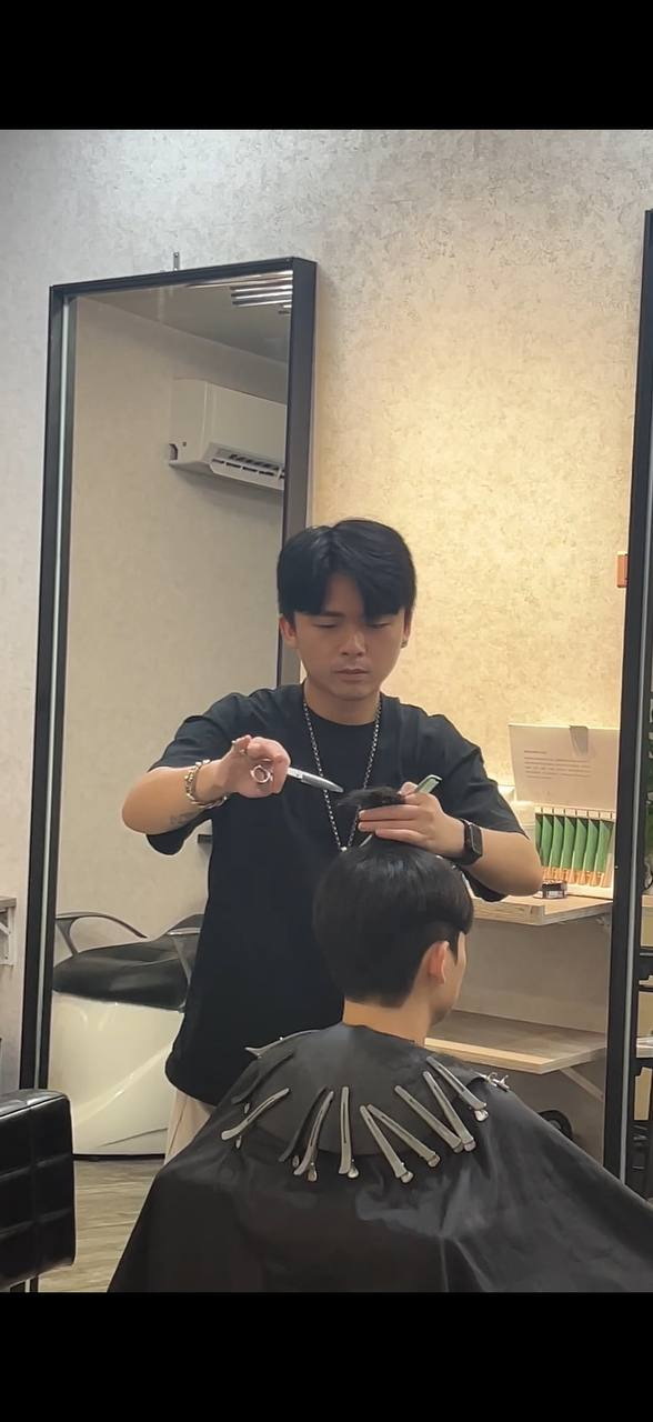 Chris 為客人提供男士髮型與頭皮養護服務